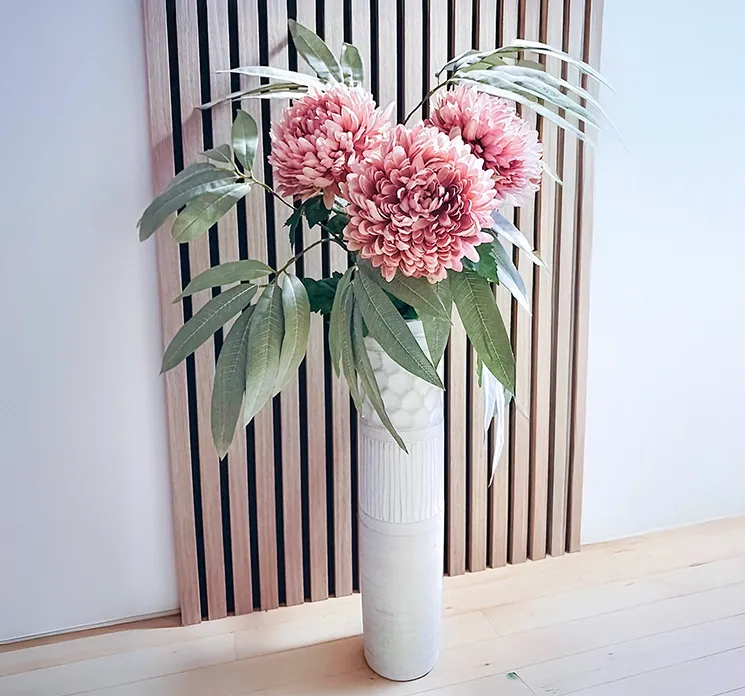 kunstig krysantemum blomst i lyserød, sat sammen med kunstig eukalyptusgren i høj slank vase