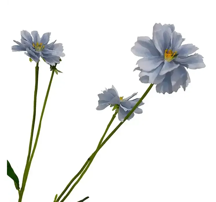 Kunstig kornblomst i blå af kunstsilke og plast closeup