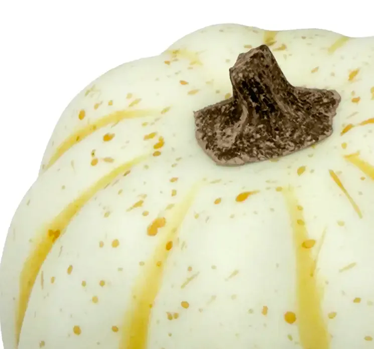 Græskar af plast i hvid kunstig mad closeup