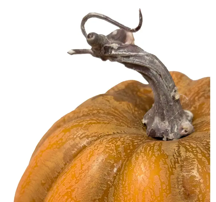 Kunstig græskar af plast i orange closeup