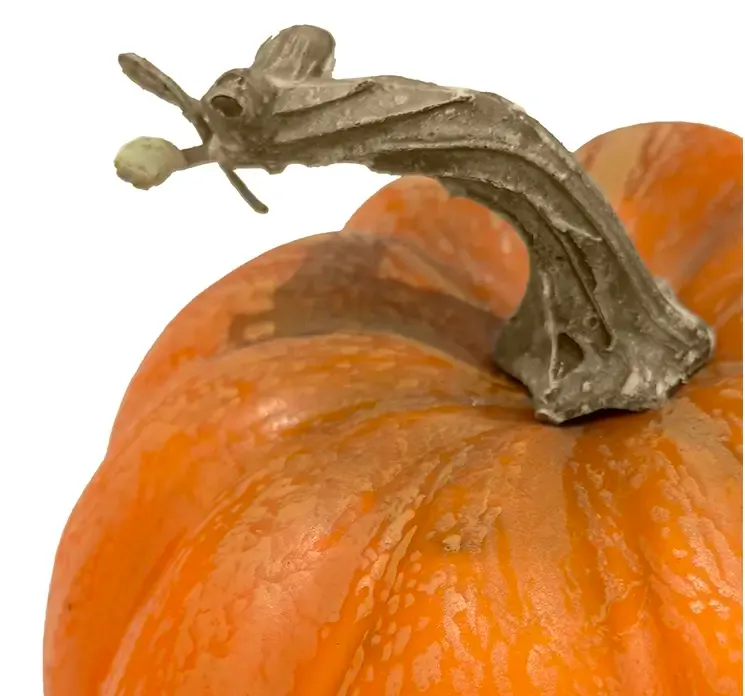 Kunstig græskar af plast i orange closeup