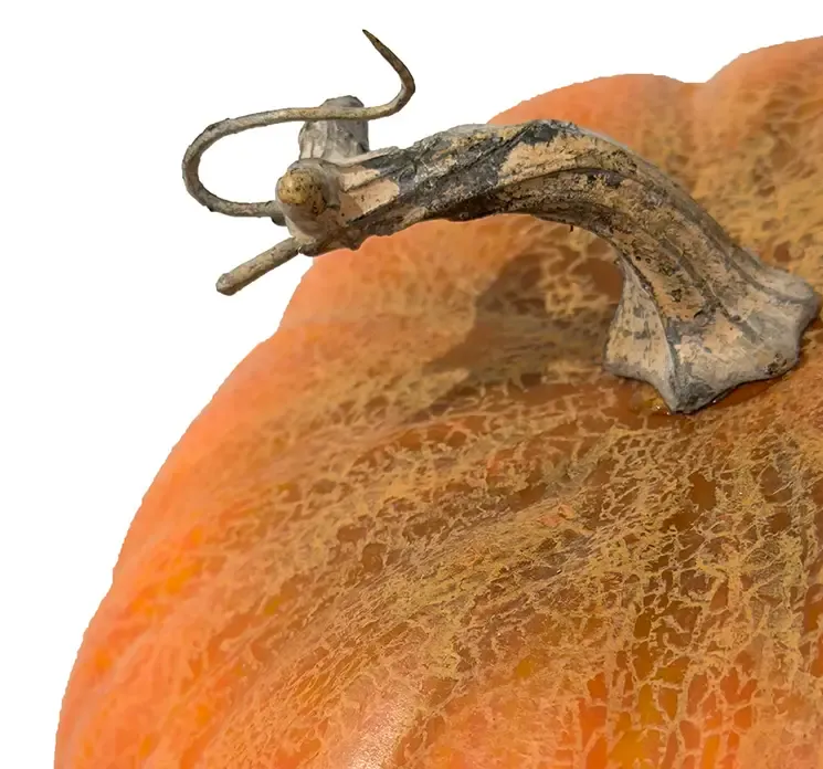 Græskar af plast i orange kunstig mad closeup