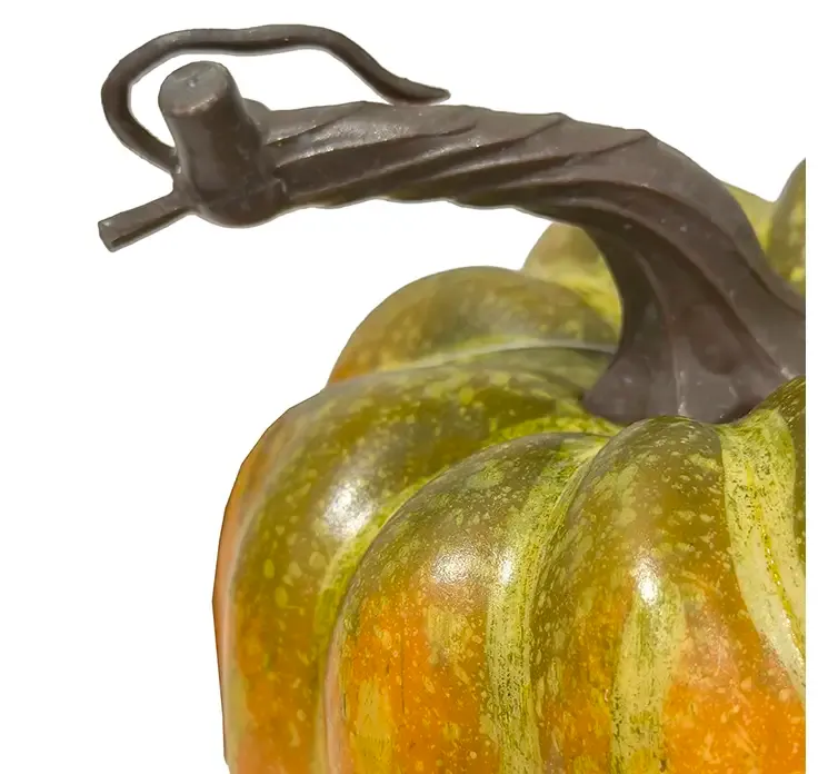 Græskar af plast i orange kunstig mad closeup