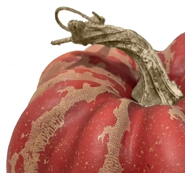 Kunstig græskar af plast i rød closeup