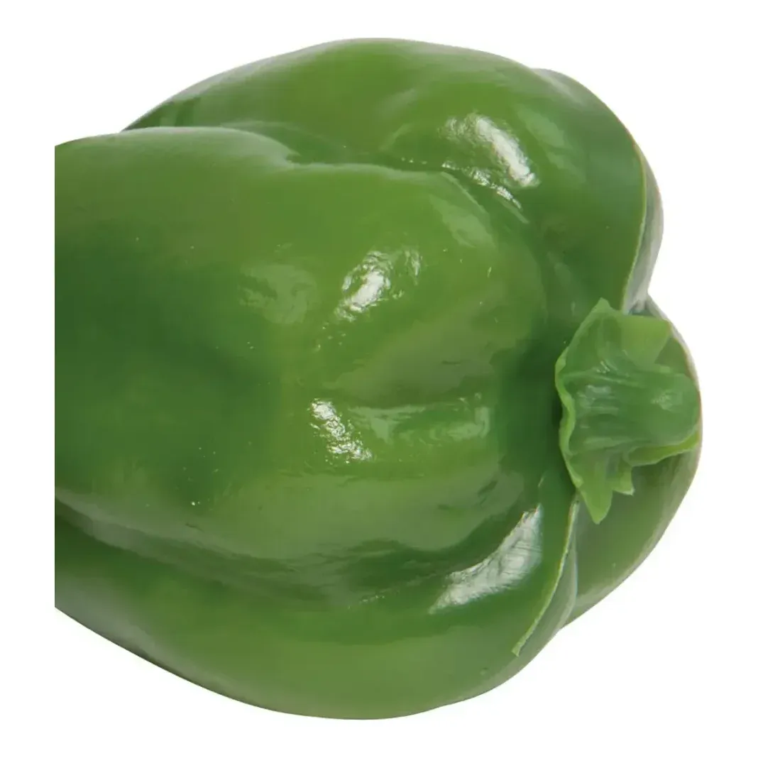 Peberfrugter af plast i grøn kunstig mad closeup