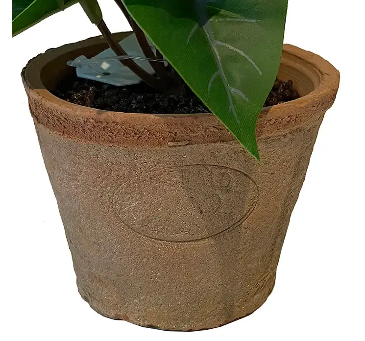 Kunstig flamingo mini planter af plast i ler krukke closeup af krukke