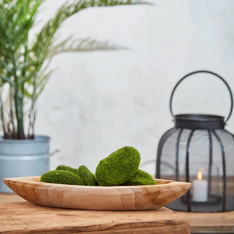 Fad af teak træ FSC 100% certificeret med kunstige moskugler og fin sort lanterne