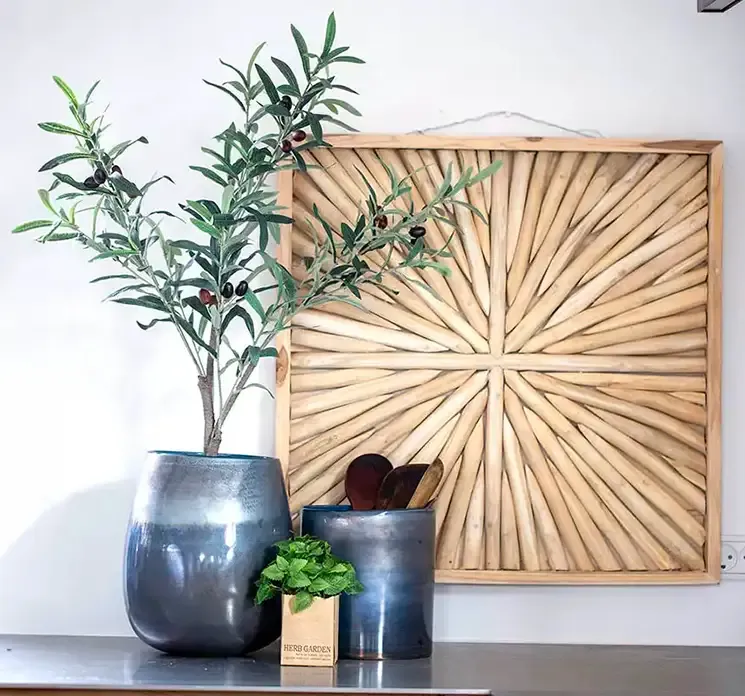 Kunstig oliventræ af plast i grøn vist i køkkenmiljø i blås glasvase