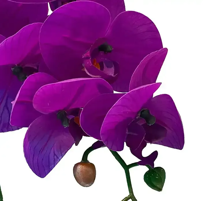 Kunstig orkide på stilk af plast og kunstsilke i pink closeup