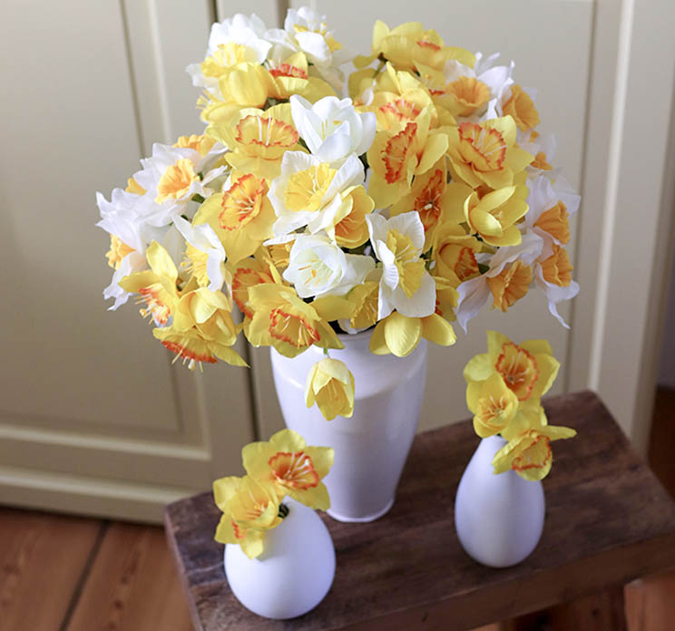 Kunstige påskeliljer som fin buket i hvid vase