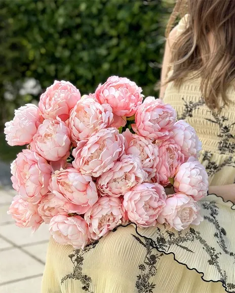 Store flotte kunstige pæoner i lyserød, samlet i en overdådig smuk buket