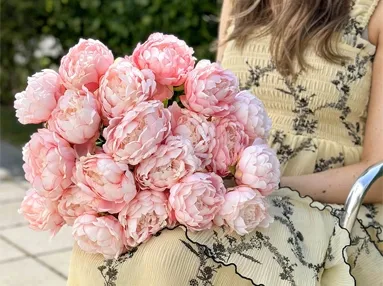 Kunstige pæoner i lyserød sat sammen til en flot overdådig buket