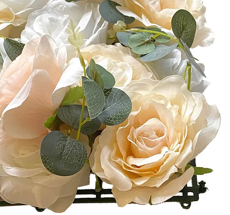 Blomsterplade til blomstervæg af kunstig blomster i plast i hvid og creme farvet closeup