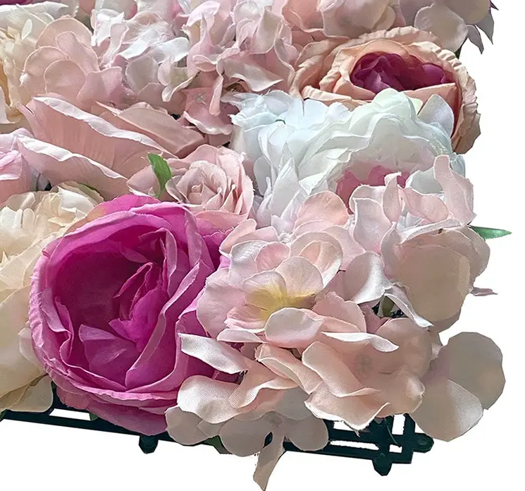 Blomsterplade til blomstervæg af kunstige roser og hortensia af plast i mulitfarver closeup