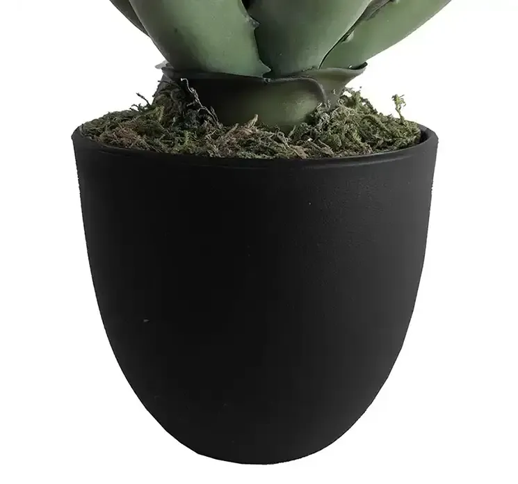 Kunstig aloe vera plante i potte af plastik closeup af potte