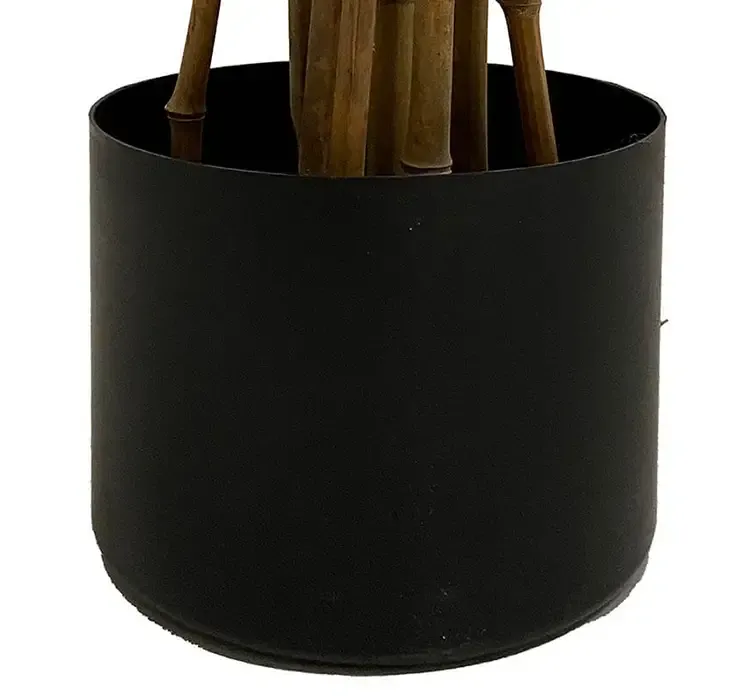 Bambus plante af plast i sort potte kunstig closeup af potte