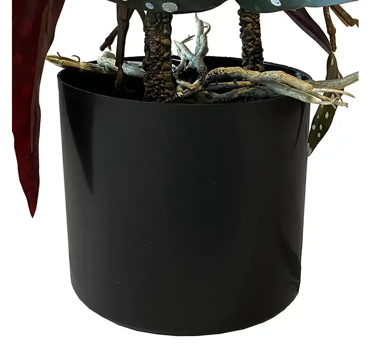 Kunstig begonia maculata opbundet af plast i sort potte closeup af potte