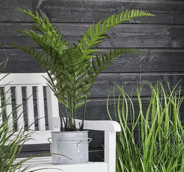 Kunstig bregne plante i potte af plast uv beskyttet 90cm vist i terrassemiljø
