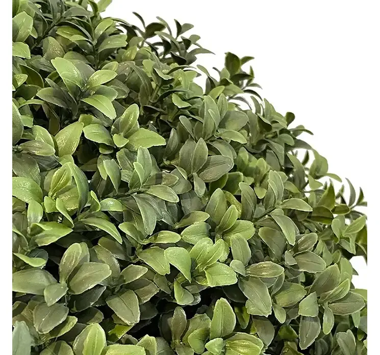 Kunstig buksbom i potte af plast closeup