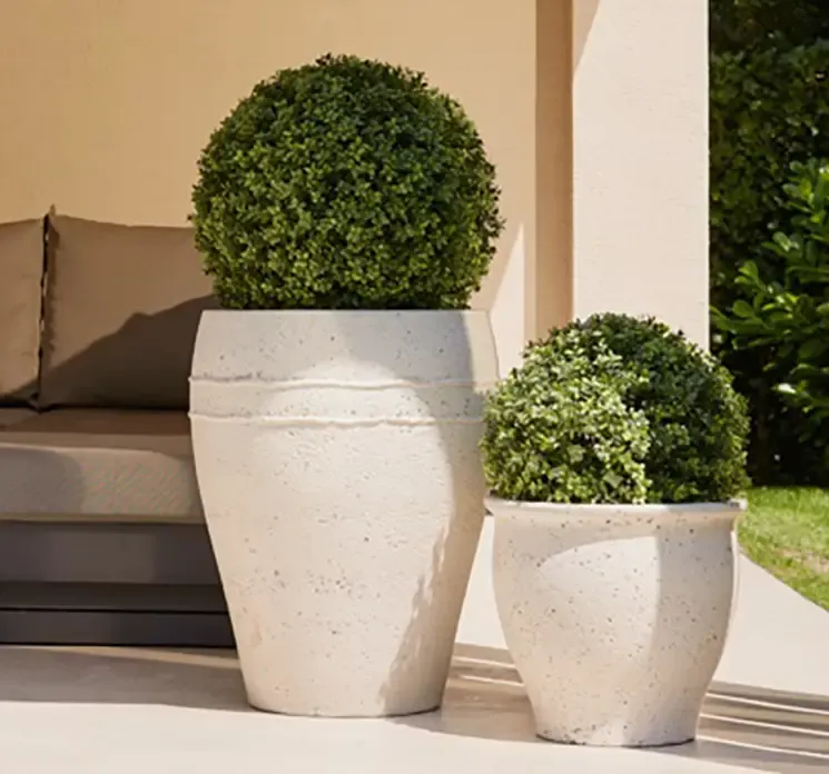 Kunstig buksbom i potte af plast vist i have miljø