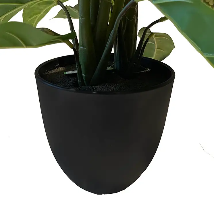 Calathea kunstig plante af plast i grøn sat i sort potte af plast closeup af potte