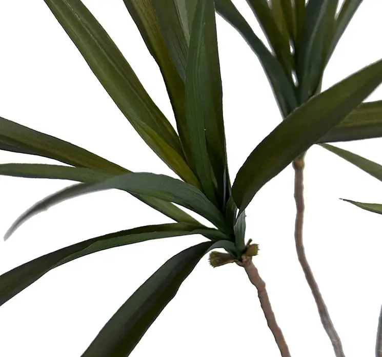 Dracaena kunstig plante af plast i grøn i sort potte 120cm closeup