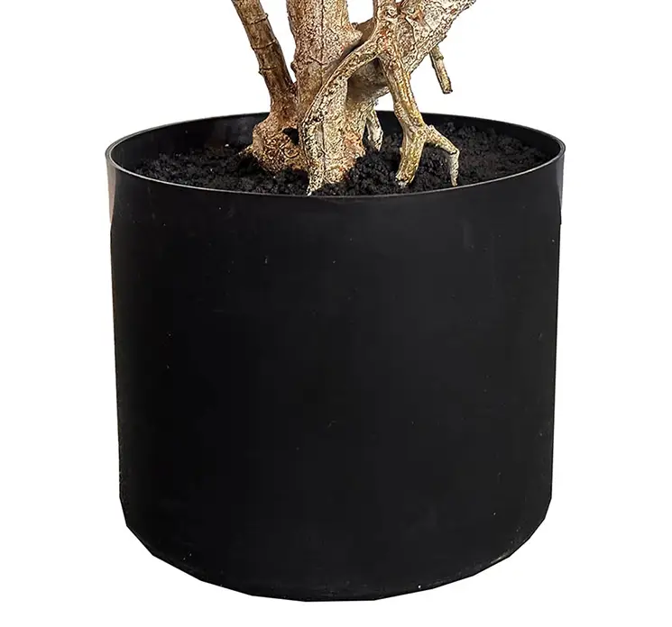 Dracaena kunstig plante af plast i grøn i sort potte 120cm closeup af potte