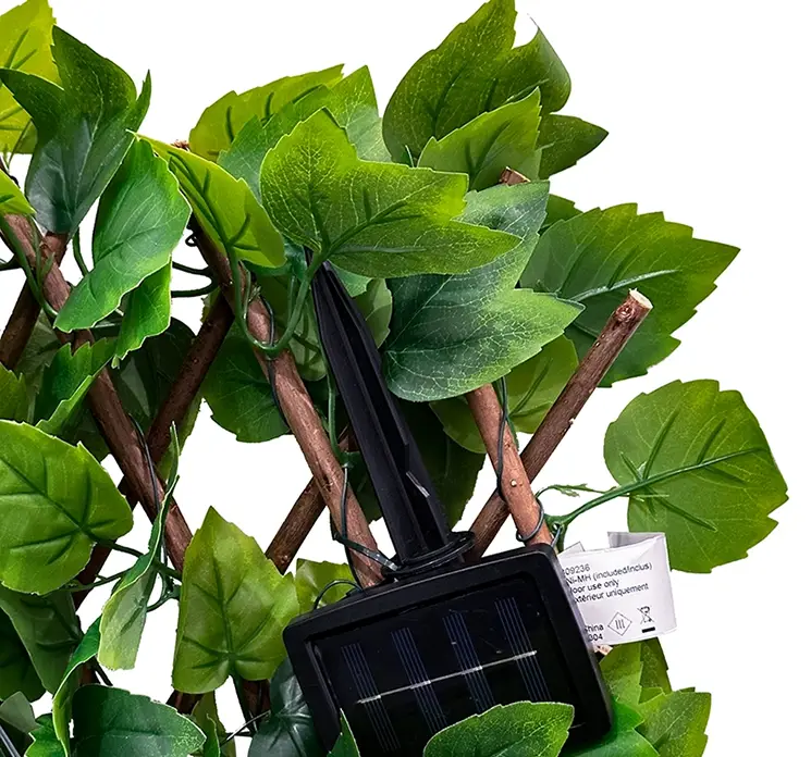 Espalier med bambus kunstig plante uv-beskyttet plast i grøn, solcelle lyskæde integreret closeup solcelle panel
