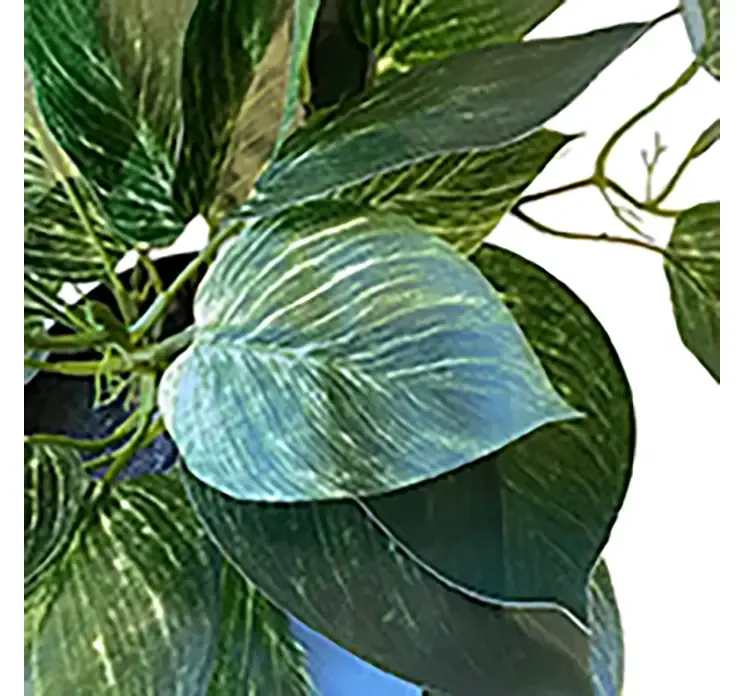 Kunstig guldranke hængeplante af plast i sort potte closeup