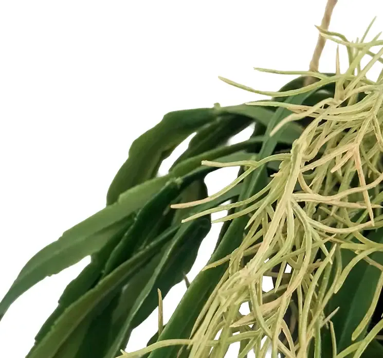 Kunstig mistelten plante i potte af plast med jute snor closeup