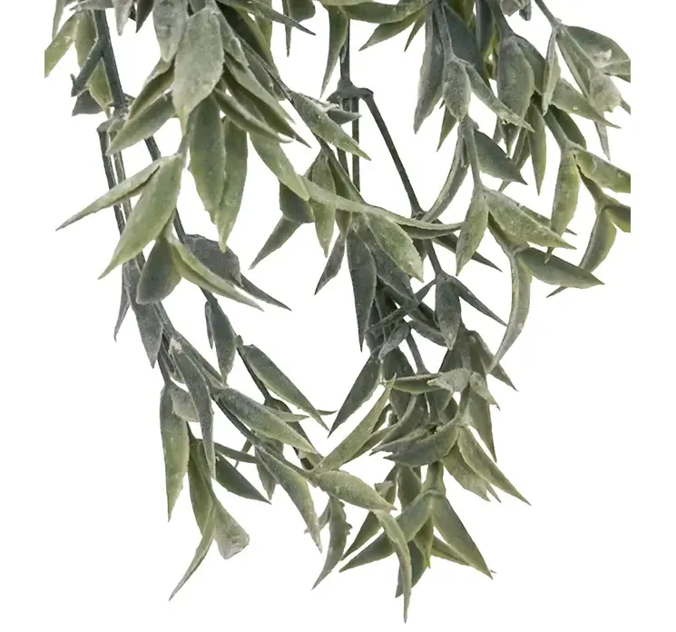 Kunstig eukalyptus hængeplante af plast i flettet kurv closeup af blade