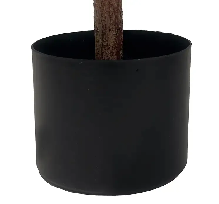 Kunstig japansk pieris plante i potte af plast closeup af potte