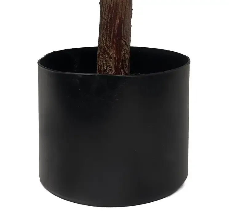 Kunstig japansk pieris plante i sort potte af plast closeup af potte