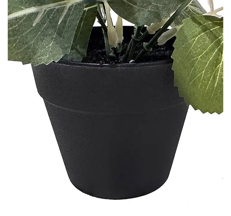 Jordbær kunstig plante i sort potte af plast med røde bær closeup af potte