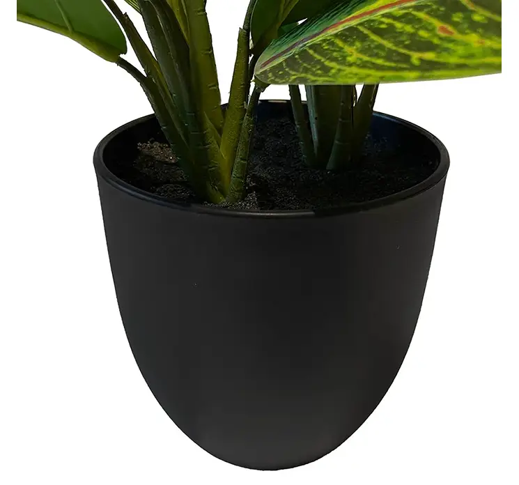 Kroton kunstig plante af plast i multi farver i sort potte 38cm closeup af potte