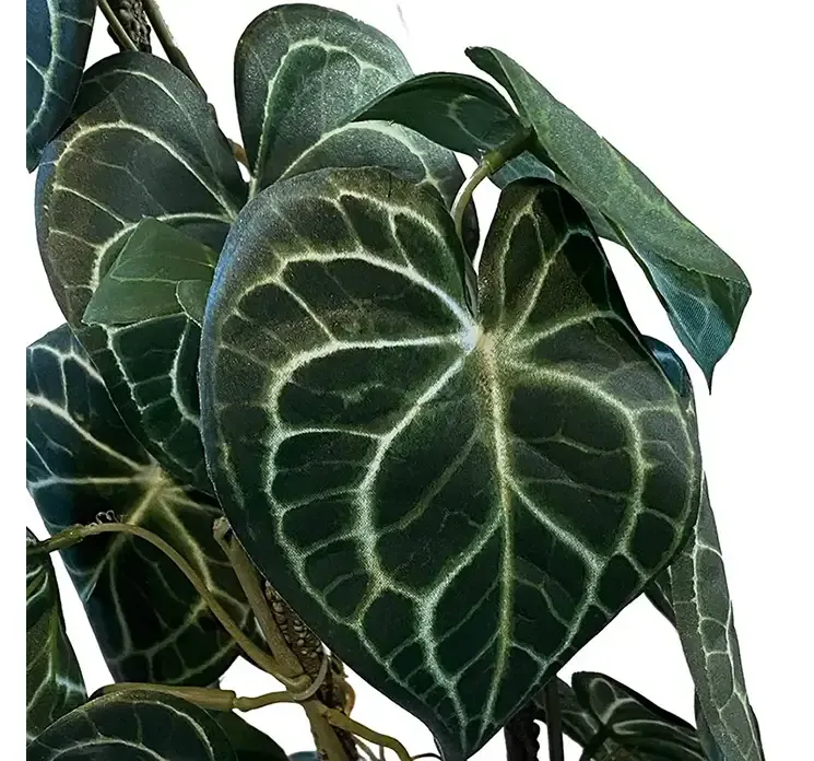 Kunstig krystal blad plante opbundet af plast i sort potte closeup