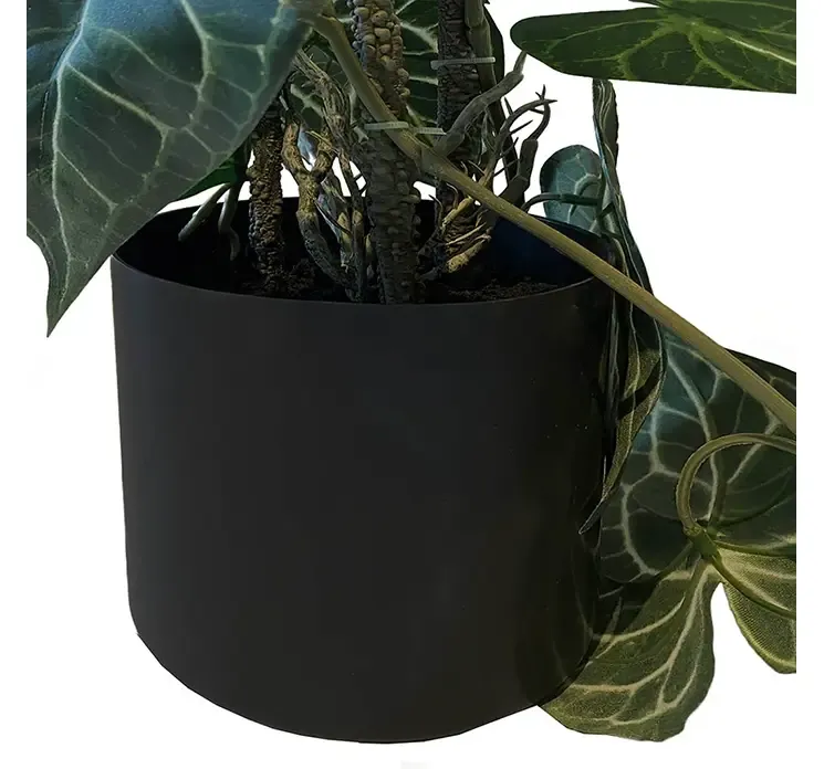 Kunstig krystal blad plante opbundet af plast i sort potte closeup potte