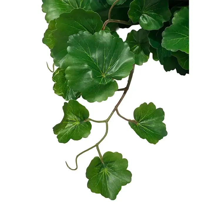 Kunstig pelargonie plante af plast i grøn closeup