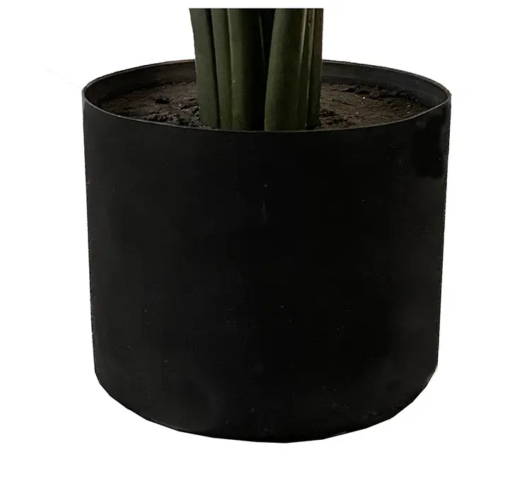 Philodendron xanadu kunstig plante i grøn af plast i sort potte closeup