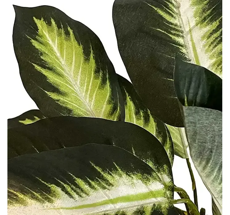 Kunstig sigøjnerblads plante i sort potte af plast closeup