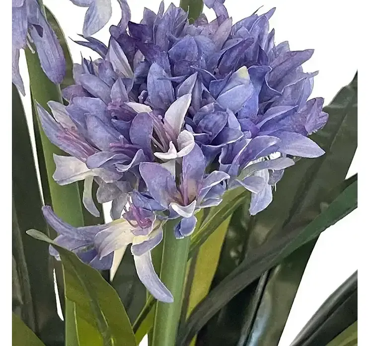 Kunstig skærmlilje i lilla også kaldet agapanthus i potte af kunststof og plast closeup af blomst