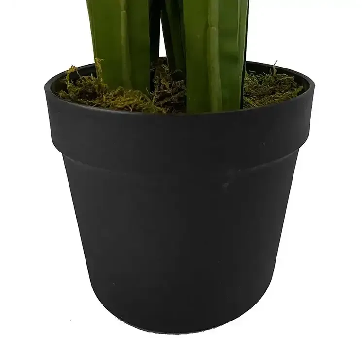 Kunstig skærmlilje i lilla også kaldet agapanthus i potte af plast og kunststof closeup af potte