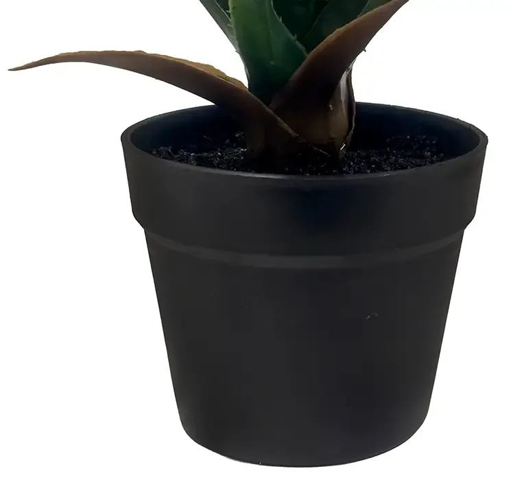 Kunstig skruepalme også kaldet pandanus af plast i sort potte closeup af potte