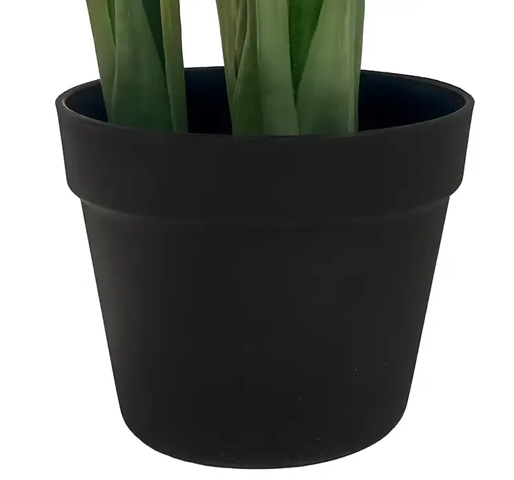 Kunstig strelitzia plante i sort potte closeup af potte