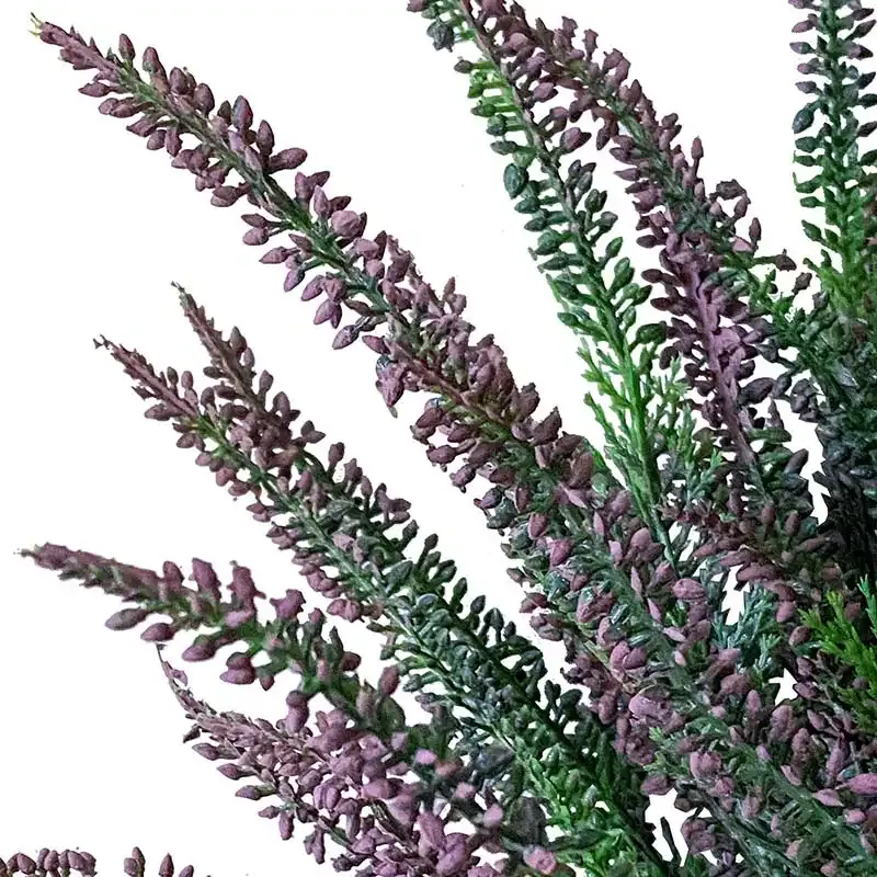 Kunstig lyng på stilk i lilla closeup