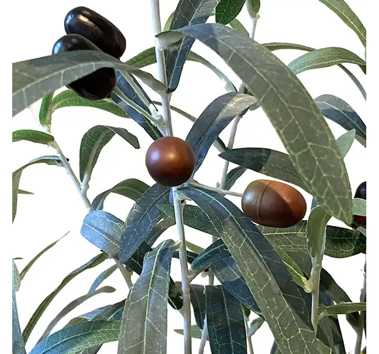 Kunstig oliventræ af plast i grøn closeup