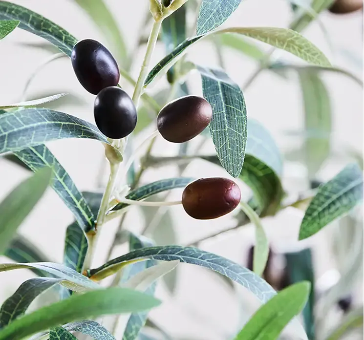 Oliventræ af plast i grøn med kunstige oliven closeup