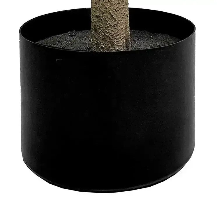 Kunstig oliven træ af plast i sort potte closeup af potte