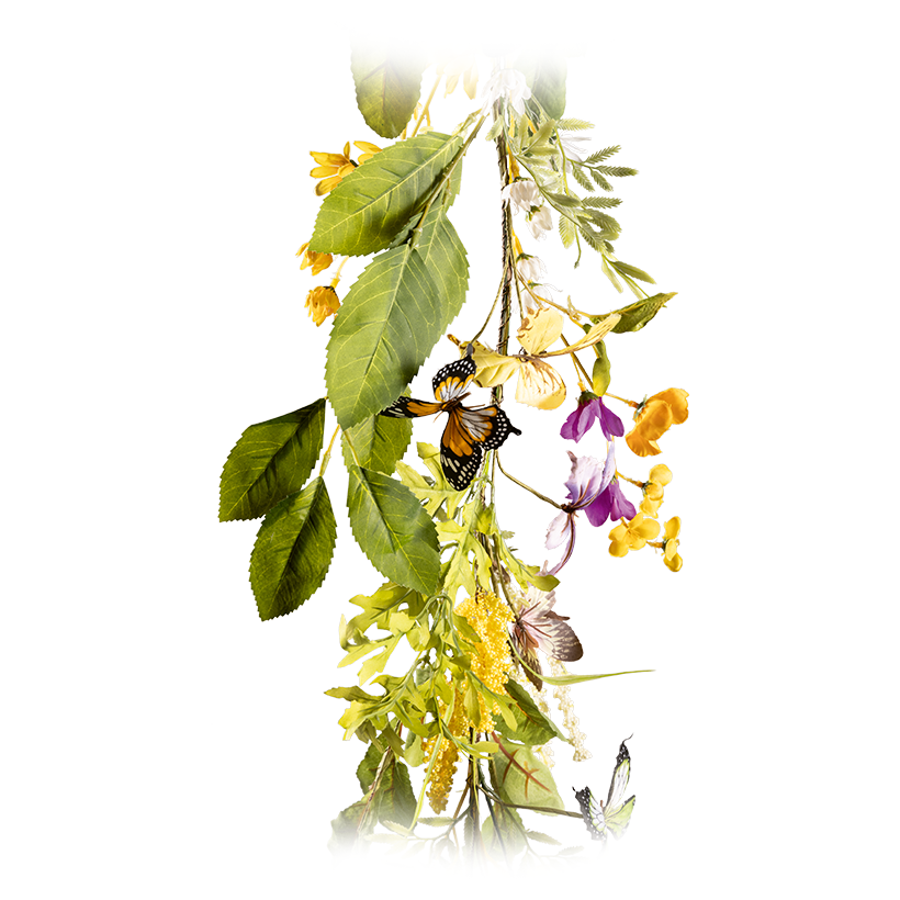 Kunstig blomsterranke med sommerfugle, af plast og multifarvet closeup