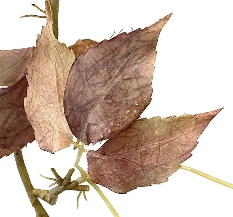 Bøgebladsranke kunstig plante af plast i gyldenbrune farver closeup
